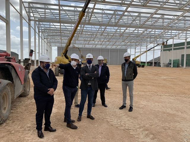 El alcalde José MIguel Luengo destaca la apuesta por los productos ecológicos y la sostenibilidad de Alpi San Cayetano durante una visita a las instalaciones de la compañía