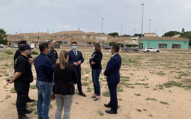 El alcalde, José Miguel Luengo muestra a la  Vicepresidenta, Isabel Franco ,  la futura ubicación del nuevo Centro de Seguridad Ciudadana de San Javier