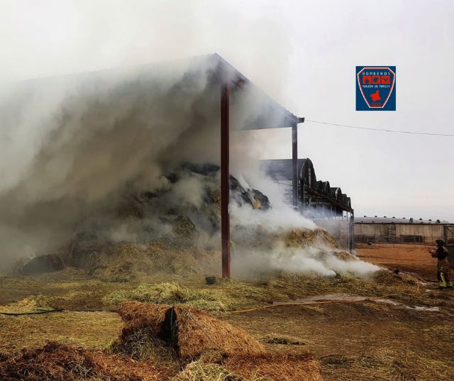 Bomberos trabajan desde esta mañana en la extinción de incendio de balas de paja en San Javier