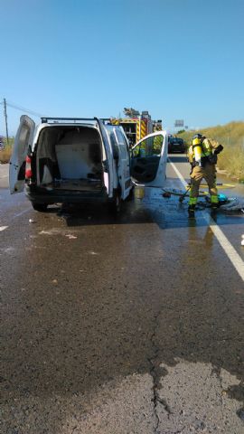 Bomberos acuden a un accidente de tráfico, sin heridos, entre un turismo y una furgoneta de mantenimiento de piscinas con productos químicos