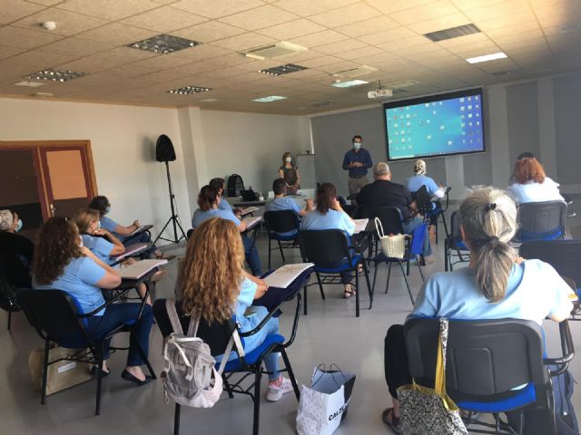 Una quincena de personas en paro se forman en San Javier en atención sociosanitaria a dependientes