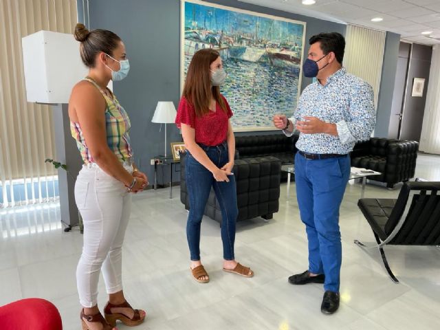 El alcalde y la presidenta del Consejo Local de la Juventud firman la renovación de colaboración entre el Ayuntamiento y la entidad juvenil