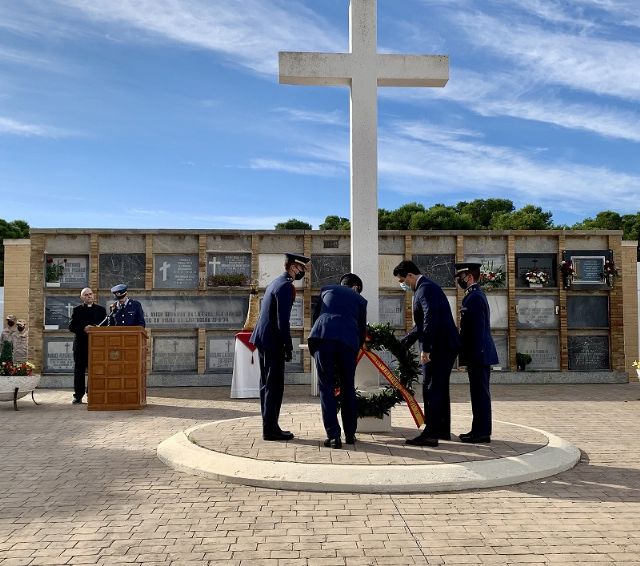 La AGA recuerda a sus militares fallecidos, en el cementerio de San Javier