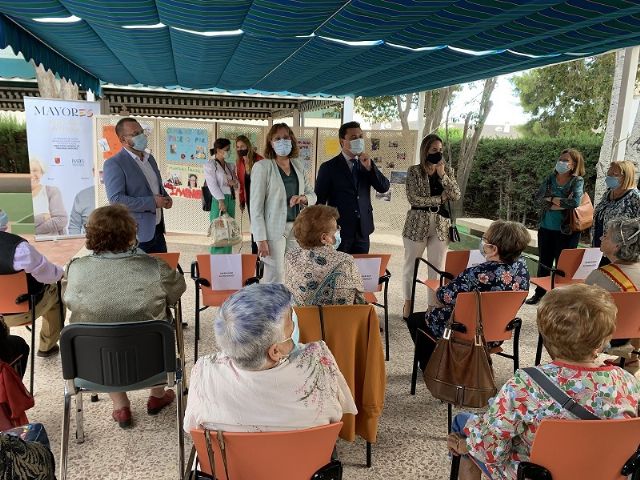 El alcalde, José Miguel Luengo y la vicepresidenta , Isabel Franco, celebran la vuelta a la normalidad del Centro Social de Personas Mayores de San Javier