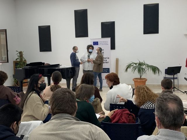 El director venezolano, Gerardo Estrada, prepara en San Javier su concierto de música sacra junto al coro Patnia