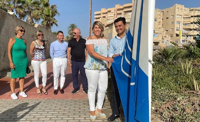San Javier y Cartagena izan su primera bandera azul conjunta en la playa del Banco del Tabal