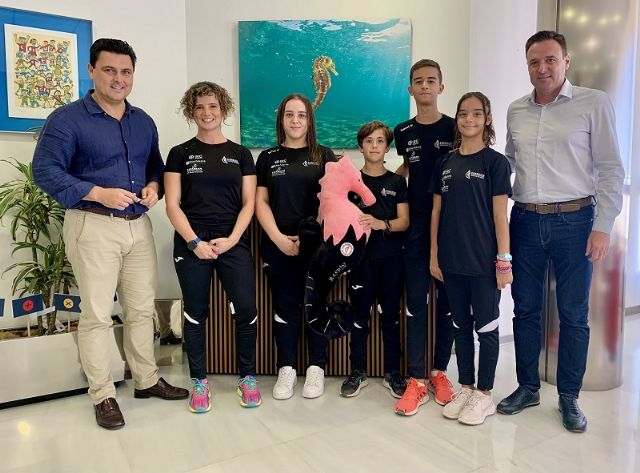 El alcalde recibe a los clubes de Gimnasia y Waterpolo que suman cerca de 300 niños entre iniciación y competición