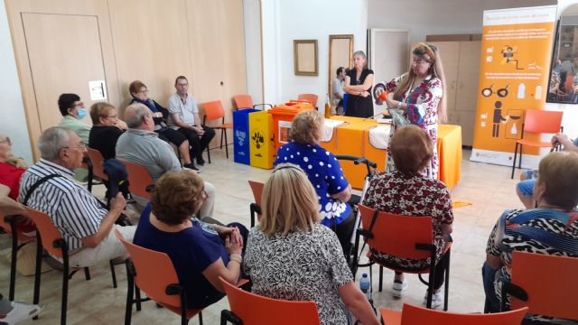 La campaña de reciclaje de aceite doméstico llega al centro de mayores de San Javier