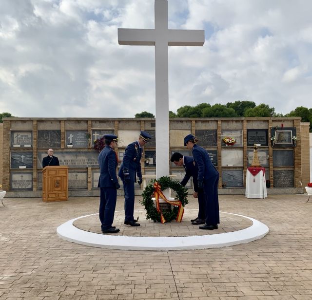 La AGA rinde honores a sus militares fallecidos en el cementerio de San Javier