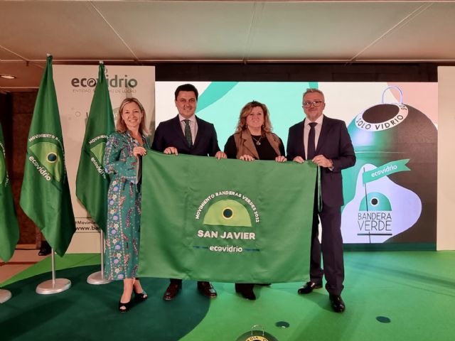 San Javier recibe la bandera verde de Ecovidrio por ser el municipio que más vidrio recicló durante el verano