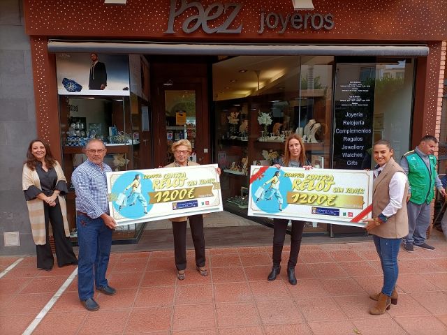 Las dos ganadoras de la Campaña Contrarreloj 2022 reciben sus cheques regalo de 1200 euros cada una