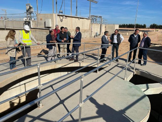 Los agricultores comprueban el proceso que siguen las aguas residuales hasta su depuración y reutilización para riego