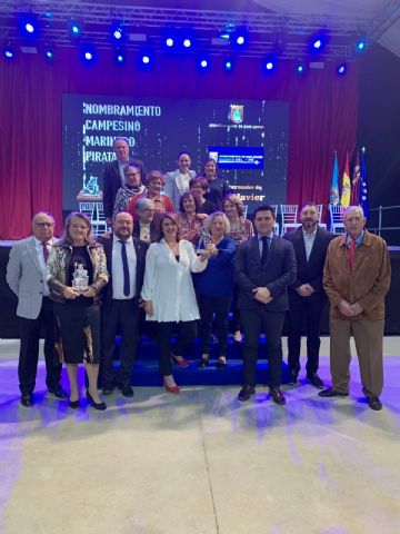 El coach Ángel López, el equipo Dragon Boat Belich y la ingeniera, Encarni Mercader, reciben los premios Pirata, Marinero y Campesino 2022, respectivamente