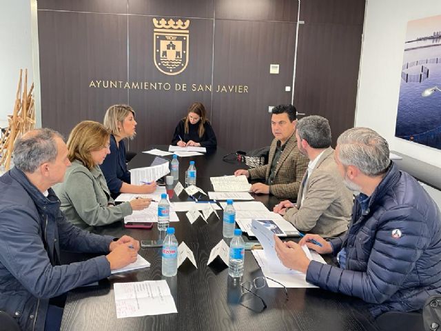 El Gobierno regional destinará 11 millones de euros en 2023 para continuar con los trabajos de retirada de biomasa y ova del Mar Menor