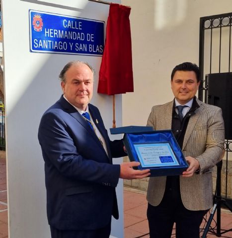 La Hermandad de Santiago y San Blas estrena calle Santiago de la Ribera