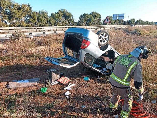 Dos heridos al salir su vehículo de la vía y volcar en la autopista AP-7, en San Javier