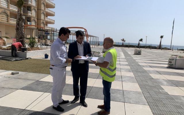 La plaza Castillos de Mar , en La Manga del Mar Menor, se estrena este verano con espacios verdes, juegos saludables y áreas de descanso