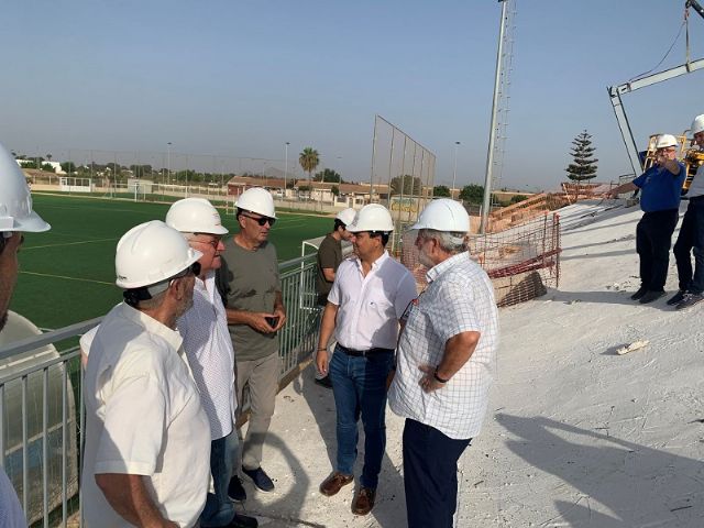Las gradas y vestuarios del campo de fútbol de Santiago de la Ribera estarán listas para su uso en septiembre