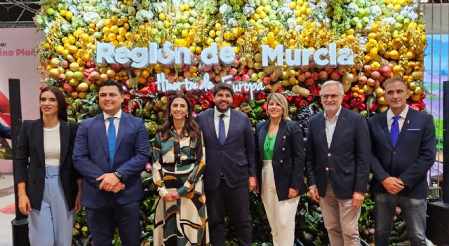 El alcalde José Miguel Luengo visitó a las empresas locales en Fruti Attraction 2023
