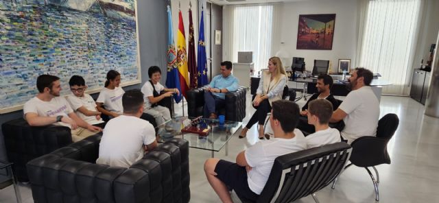 El alcalde, José Miguel Luengo recibe a los 'Supermakers' de la Fundación Rafa Puede