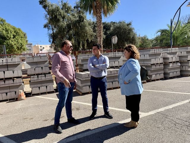 El Ayuntamiento renueva los servicios urbanísticos de varias calles entre Coronel MIguel Ivorra y López Peña , en Santiago de la Ribera