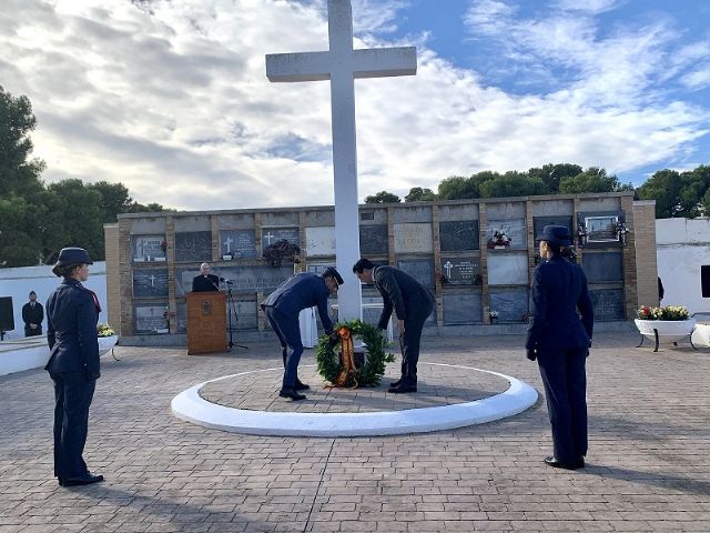 Recuerdo a los caídos de la AGA en el cementerio de San Javier