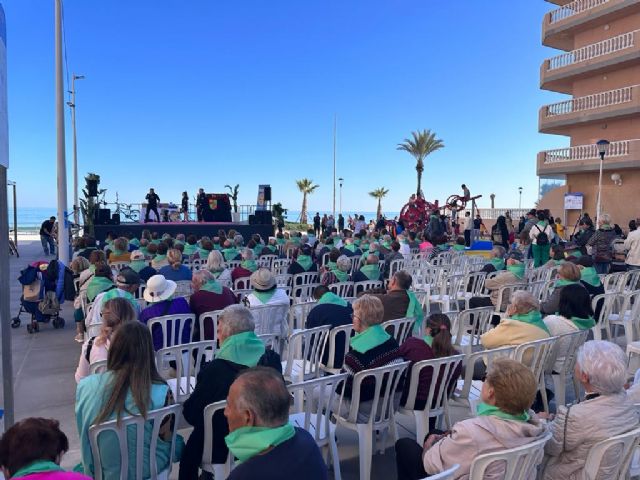 En tu parqueo en el mío y la Red de Puntos de Encuentro de Mayores, congregaron a cientos de personas en la plaza Castillo de Mar, en La Manga