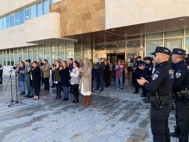 Minuto de silencio en apoyo a la Guardia Civil