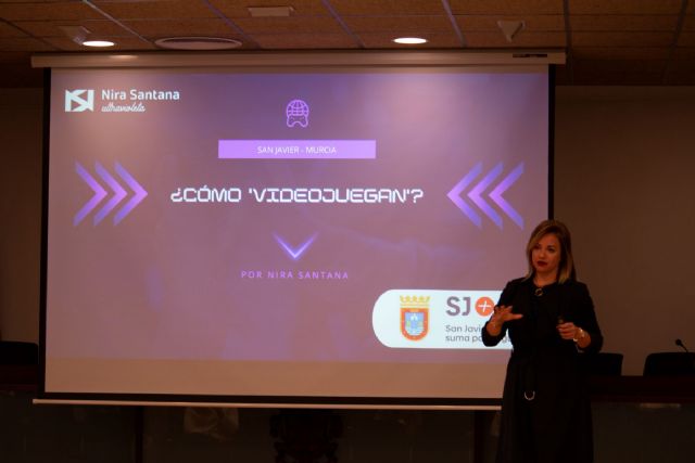 Nira Santana habla en San Javier sobre videojuegos desde la perspectiva de género