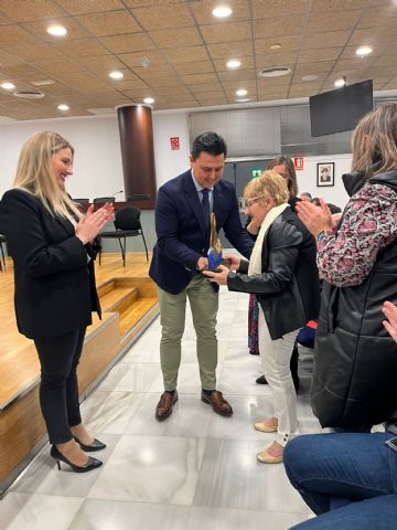 Genoveva Ortíz, presidenta honorífica de la Asociación Parkinson Mar Menor, recibe el Premio 8M