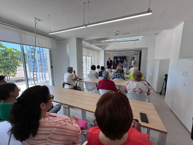 Ciudadanos de distintas edades participan en un taller sobre prevención del fraude financiero