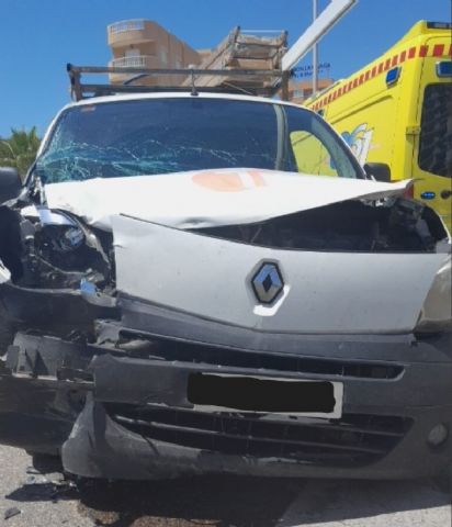 Servicios de emergencia han atendido a cuatro personas heridas en un accidente de tráfico en La Manga del Mar Menor
