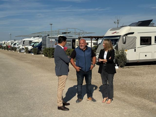 El alcalde elogia el turismo de autocaravana en su visita al Camper Park, de San bLAS