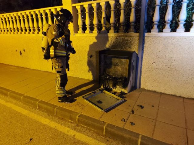 Bomberos apagan el incendio del cuadro eléctrico de una vivienda en La Manga del Mar Menor