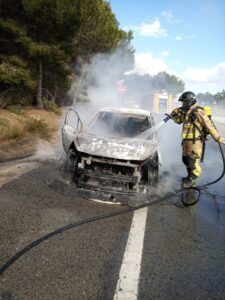 Incendio de un vehículo cerca del Centro Comercial Dos Mares