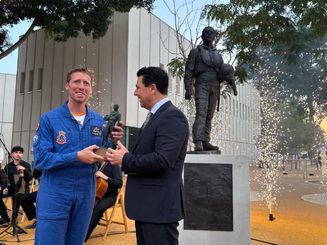 San Javier celebra los 40 años de la Patrulla Águila con una escultura del murciano Manuel Páez
