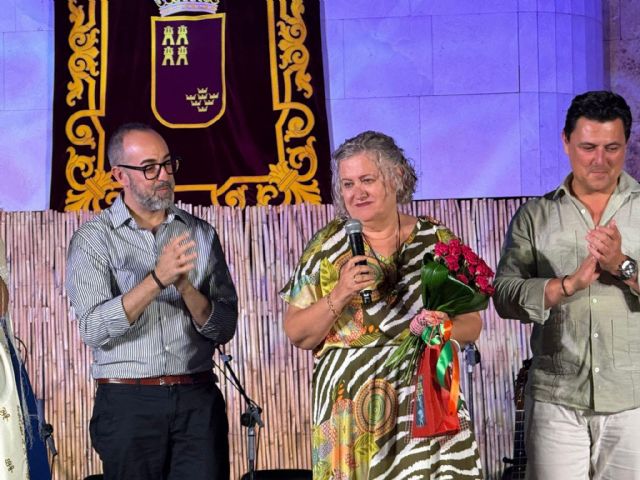 Marisol Fernández recibe la 'Postiza de Oro' del 35 Festival de Folclore de San Javier