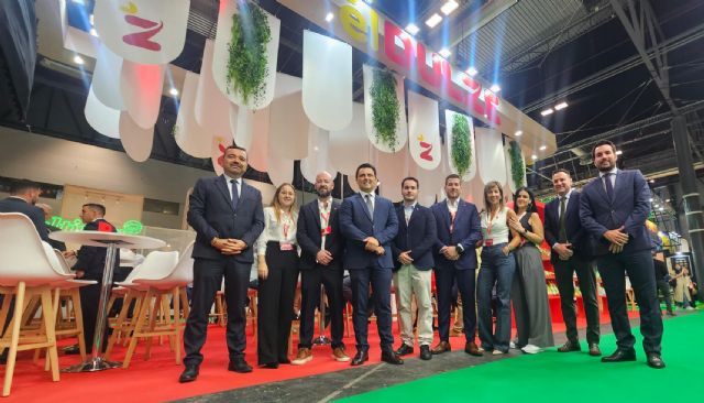El alcalde José Miguel Luengo visita los stands de las empresas locales en Fruit Attraction