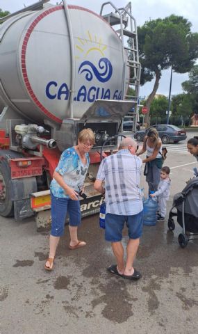 Las cubas de agua potable empiezan a facilitar el agua a los vecinos