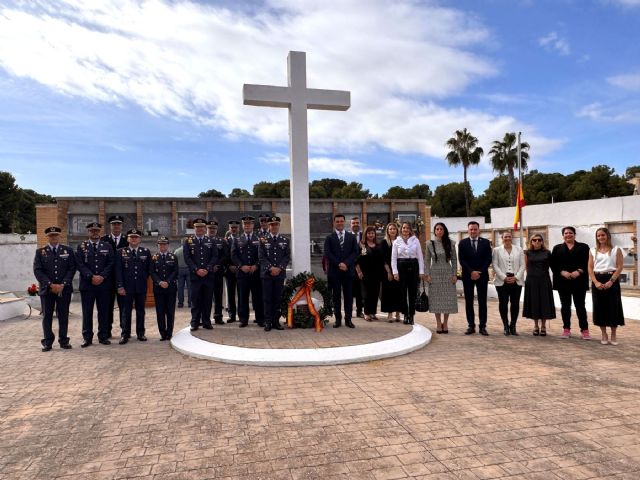 Recuerdo a los caídos por España en el cementerio de San Javier