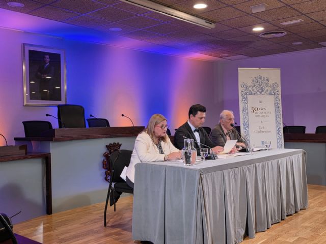 Inocencio Arias valoró anoche el papel histórico de la monarquía en la proyección exterior de España