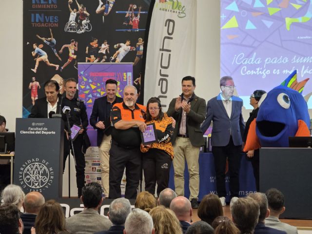 El alcalde, José Miguel Luengo clausura la Gala de agradecimientos de Aidemar por la Aidemarcha 2025