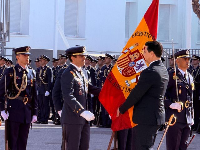 El Ayuntamiento de San Javier regala a la AGA la nueva Bandera con la denominación completa del Ejército del Aire y del Espacio