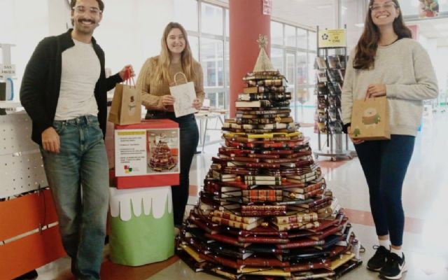 El tradicional árbol de libros de la Biblioteca tiene premio esta Navidad