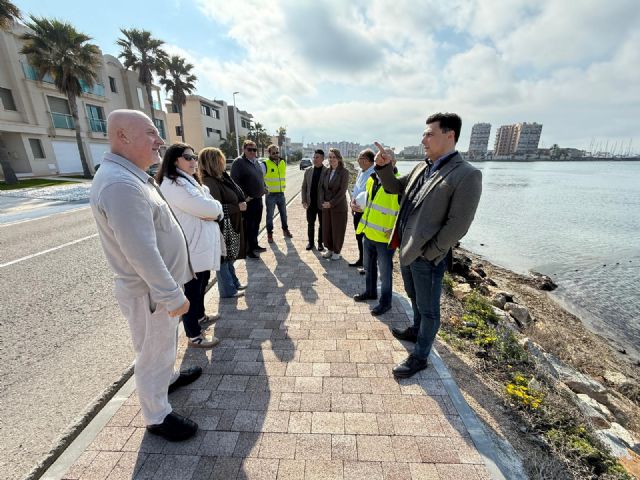 El nuevo tramo de acera entre el Parque del Deporte y Veneziola completa la conexión peatonal de La Manga del Mar Menor