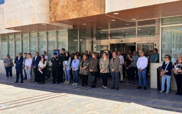 Minuto de silencio por el fallecimiento de José Ballesta, alcalde de Murcia