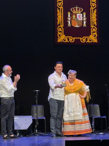 El alcalde, José Miguel Luengo recibe la 'Postiza de Oro' del grupo de Coros y Danzas Mar Menor