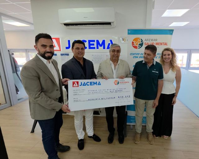 La mercantil Jacema entrega un cheque benéfico de 30.000 euros a AFEMAR