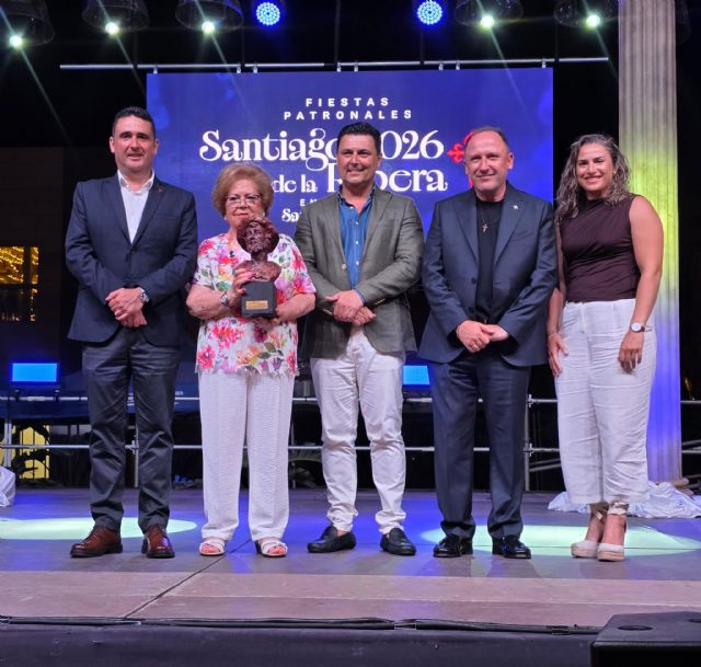 El pregón del escultor Juan José Quirós inauguró anoche las fiestas patronales de Santiago de la Ribera