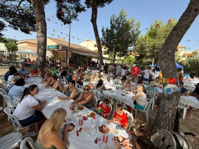 El desayuno inglés de las fiestas de Roda vuelve a congregar a más de 400 personas en la pinada
